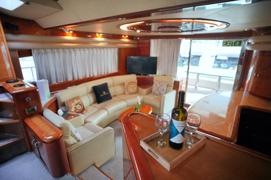 luna yacht | AED700/hour